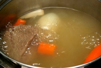 Гороховый суп с копченостями и гренками - приготовление