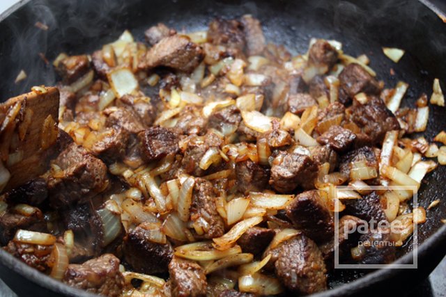 Жареное мясо на сковороде с луком рецепт пошаговый Жареное мясо на сковороде с луком рецепт пошаговый