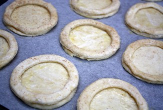Творожные кольца с куриным салатом - приготовление