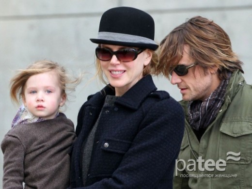 Николь Кидман и Кейт Урбан с двухлетней дочерью солнечным днем 17 ноября 2010 года в Нью-Йорке