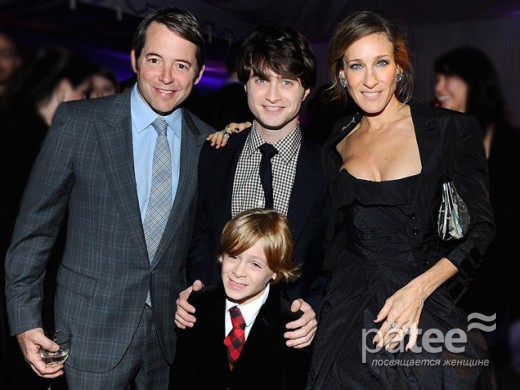 Сара Джессика Паркер, Мэтью Бродерик и их сын догоняют Даниэля Рэдклиффа на премьере “Гарри Поттер — Дары смерти” 15 ноября 2010 года