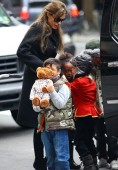 Анджелина Джоли c детьми