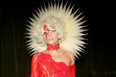 Леди Гага выпускает духи с запахом крови и спермы