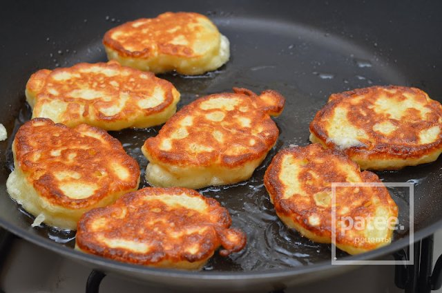 Оладья дрожжевые с яблоками рецепт
