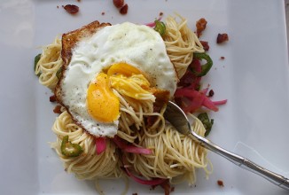Паста с глазуньей, беконом и овощами - приготовление