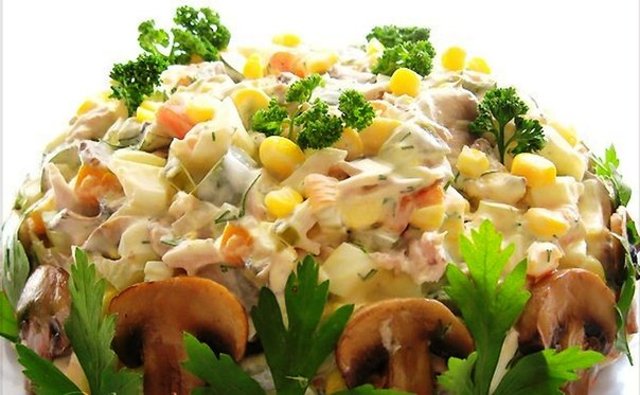 Салат с курицей и кукурузой и сыром с грибами Салат с курицей и кукурузой и сыром с грибами
