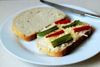Поджаренный хрустящий сандвич с перцем чили и сыром - приготовление