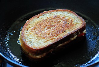 Поджаренный хрустящий сандвич с перцем чили и сыром - приготовление