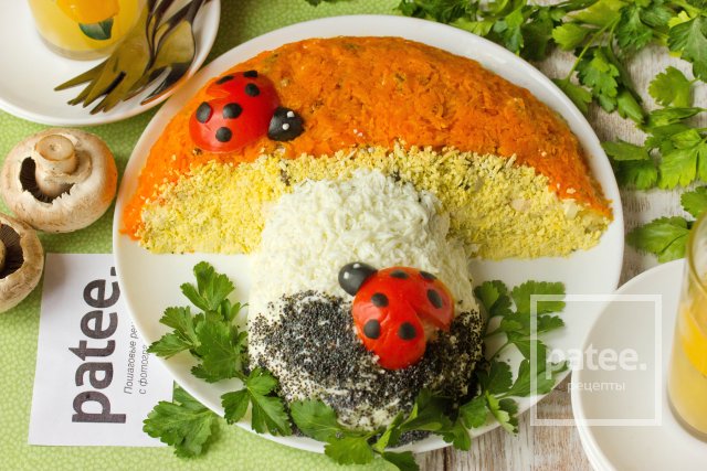 Салат день рождение из курицы и грибов Салат день рождение из курицы и грибов