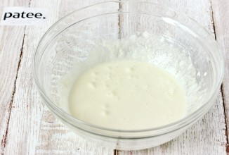 Шарлотка с вишней и сливами - приготовление