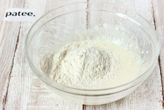 Шарлотка с вишней и сливами - приготовление