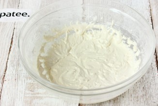 Шарлотка с вишней и сливами - приготовление