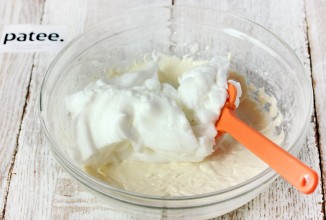 Шарлотка с вишней и сливами - приготовление