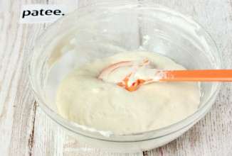 Шарлотка с вишней и сливами - приготовление
