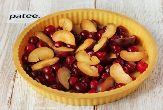 Шарлотка с вишней и сливами - приготовление