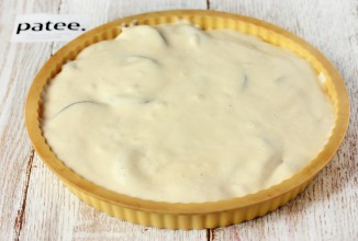 Шарлотка с вишней и сливами - приготовление
