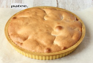 Шарлотка с вишней и сливами - приготовление