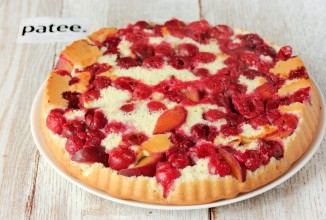 Шарлотка с вишней и сливами - приготовление