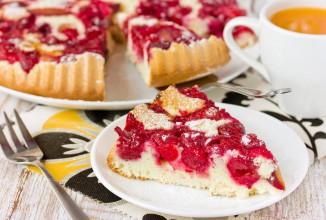 Шарлотка с вишней и сливами - приготовление