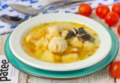 Суп с куриными фрикадельками, цветной капустой и горошком