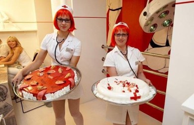 Уникальный ресторан в Латвии предлагает пообедать за операционным столом