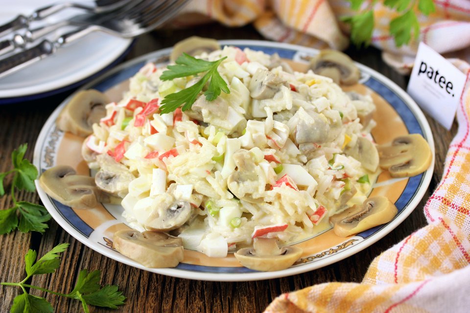 Салат с маринованными грибами и крабовыми палочками - рецепт с ...
