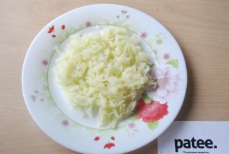 Слоёный салат из печени трески - приготовление