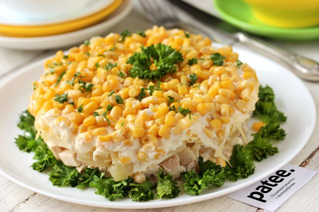 слоёный салат с ананасом курицей сыром яйцами и грецкими орехами