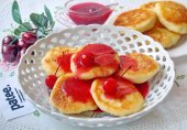 Сырники с вишневым соусом