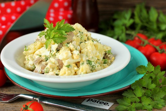 Салат с курицей, маринованными грибами и картофелем - рецепт с ...