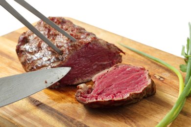 Красное мясо повышает риск развития рака груди