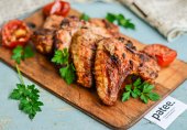 Куриные крылышки с паприкой и помидорами