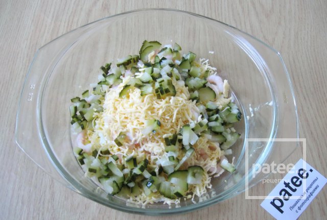 Салат с креветками и огурцами и морковью