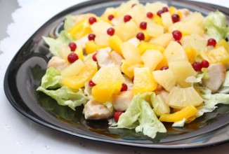 Салат из курицы с ананасами
