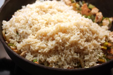 Коричневый рис с индейкой и овощами - приготовление