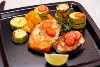 Жареная треска с овощами