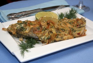Запеченые караси с луком