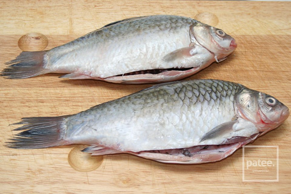 Запеченые караси с луком - Шаг 2