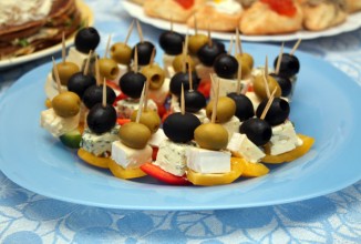 Канапе на шпажках