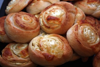 Сырные булочки из слоеного теста