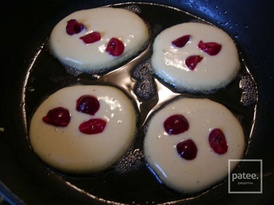 Оладьи с вишней - Шаг 2