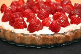 Миндальный пирог с клубникой