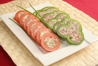 Медальоны из перцев и помидоров