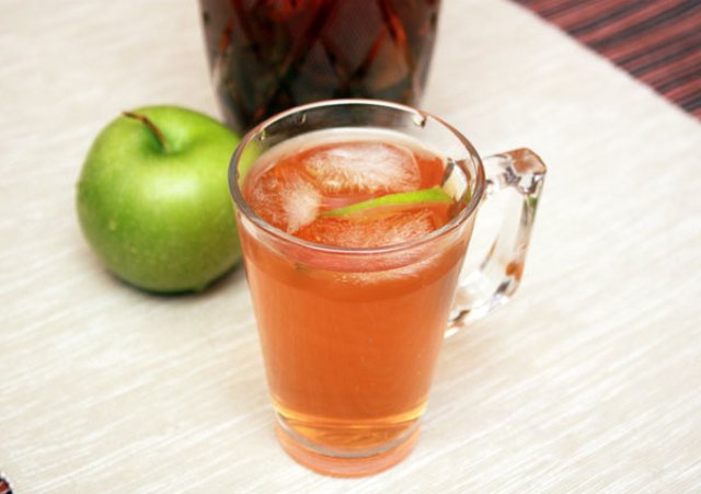 Холодный чай с мятой и яблоком