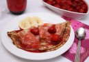 Банановые блинчики с клубничным соусом