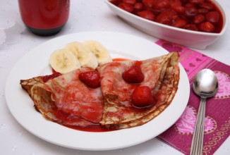 Банановые блинчики с клубничным соусом