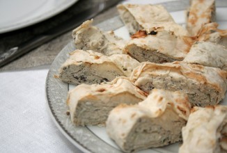 Рулет с творожной начинкой