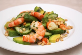 Мятный салат из огурцов с креветками и авокадо