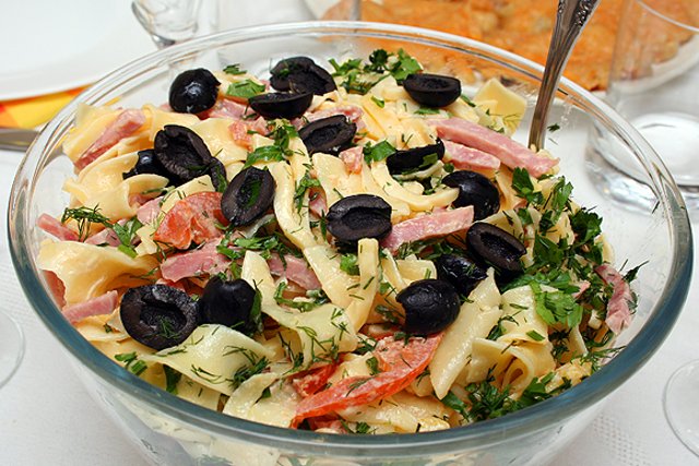 Итальянский салат с макаронами и сыром