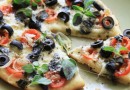 Пицца с помидорами и сыром